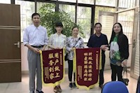 這兩面錦旗的背后，是對“群眾利益無小事”的堅(jiān)守