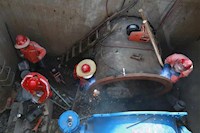 連夜搶修供水爆管！5輛送水車同時出動！