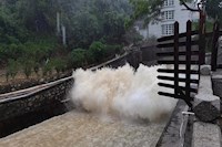 暴雨傾城，水控人冒雨排澇保暢通，守土盡責(zé)保供水安全！